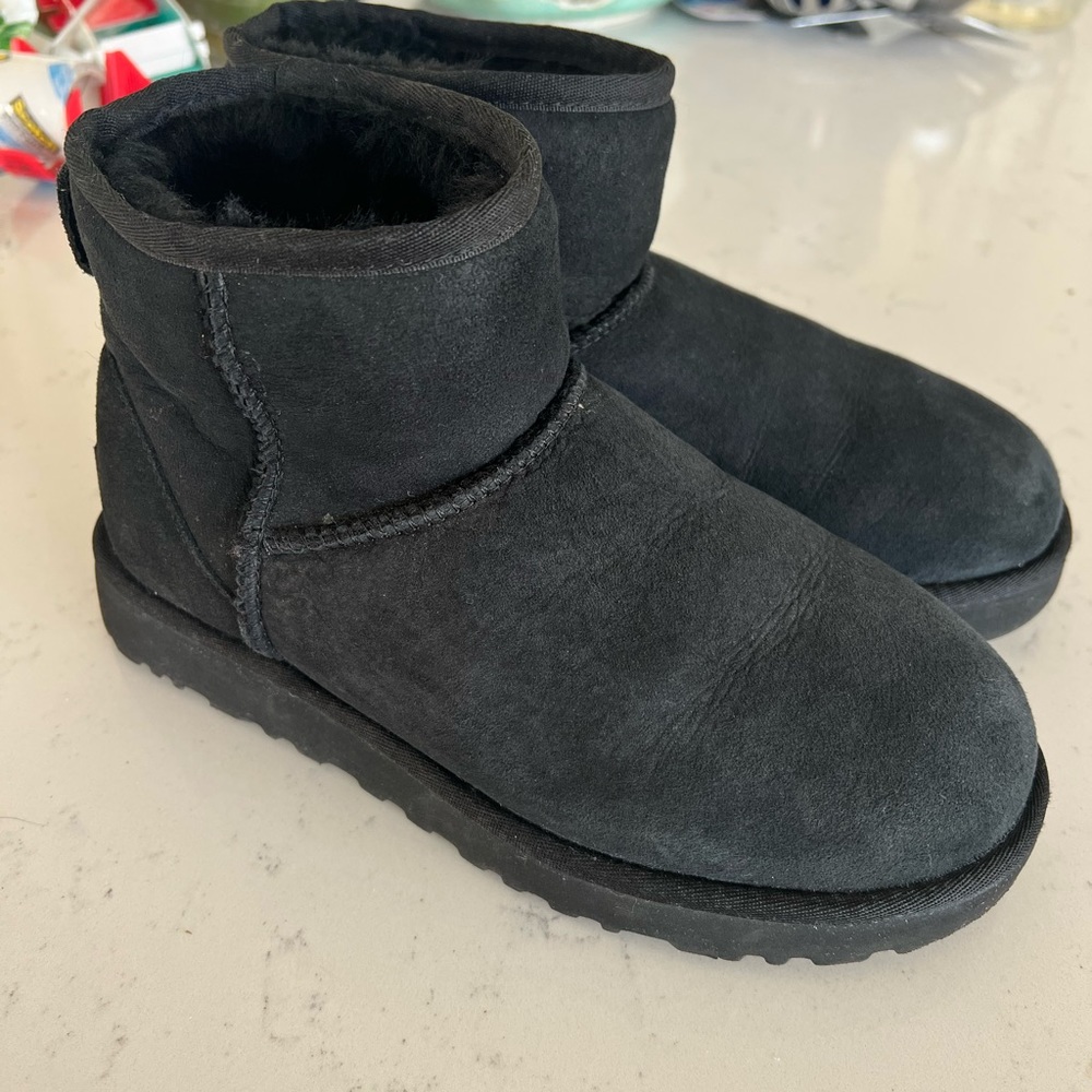 UGG CLASSIC MINI II BOOT- Black